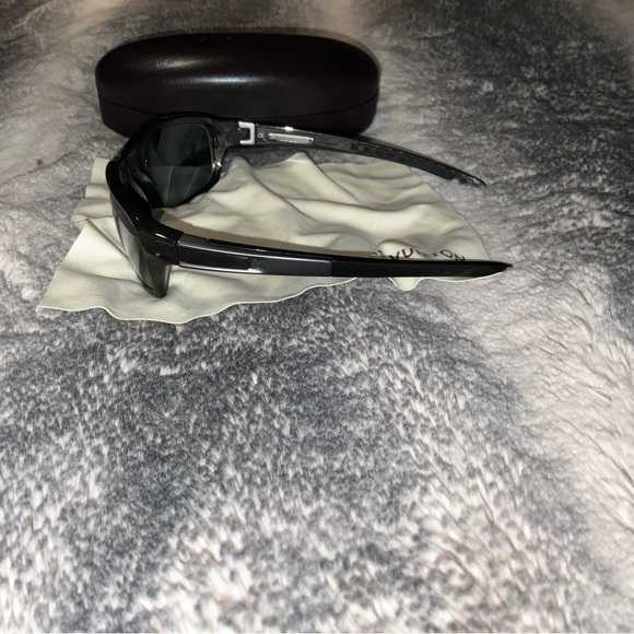 Louis Vuitton Black Sunglasses - Picture 6 of 9